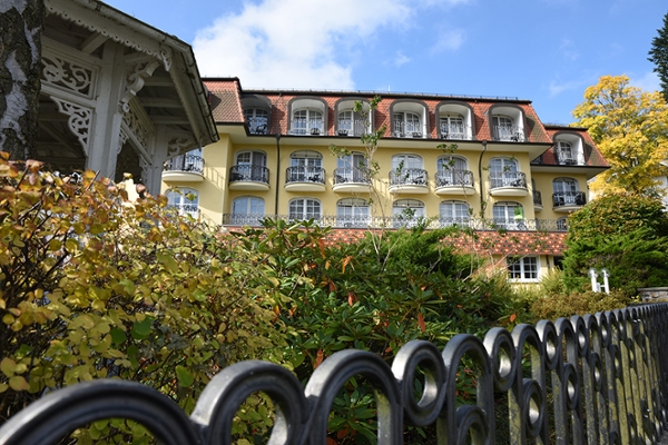 Außenansicht der Klinik am Park in Bad Schwalbach