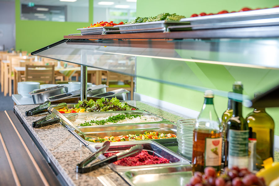 Blick auf ein Salatbuffet in der Klinik am Park in Bad Schwalbach.