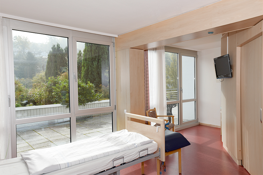 Zimmer mit Blick ins Grüne in der Klinik am Park in Bad Schwalbach
